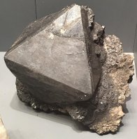 Franklinit_hrana_17cm_Smithsonian_Institut_New_York_zdroj_www