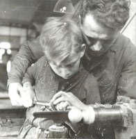 Vyuka-soustruzniku-drevenych-hracek-na-hrackarske-skole-Eros-Hora-Svate-Kateriny-1