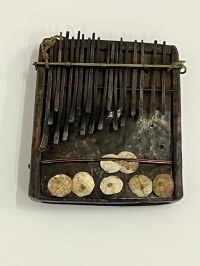 Foto-2-Sanza-tradicni-hudebni-nastroj-Stredni-Afrika-foto-Ludmila-Skrabakova